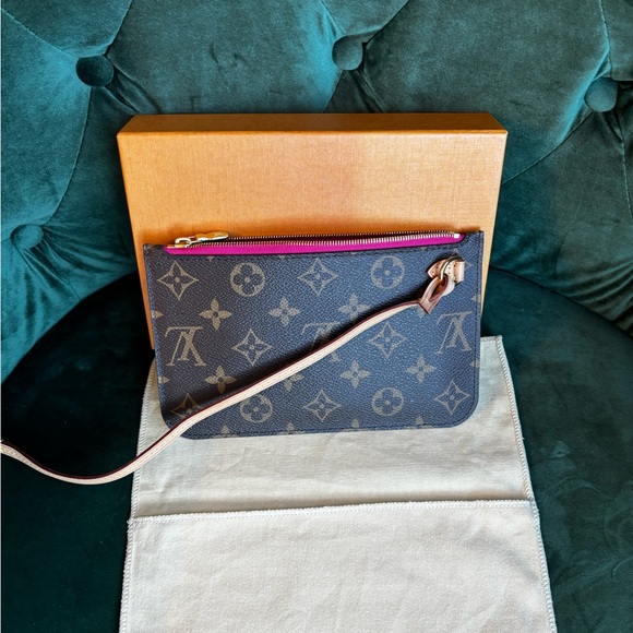 Authentic Louis Vuitton Neverfull PM NEW pink monogram wristlet pouch - Picture 8 of 8
